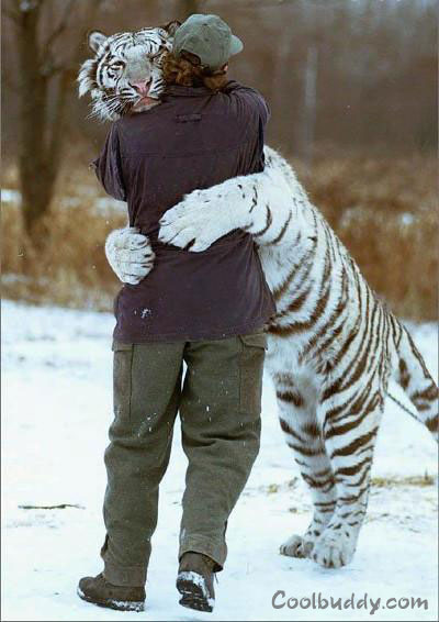 صورة لشاب منحرف يحضن فتاه warm_hug.jpg